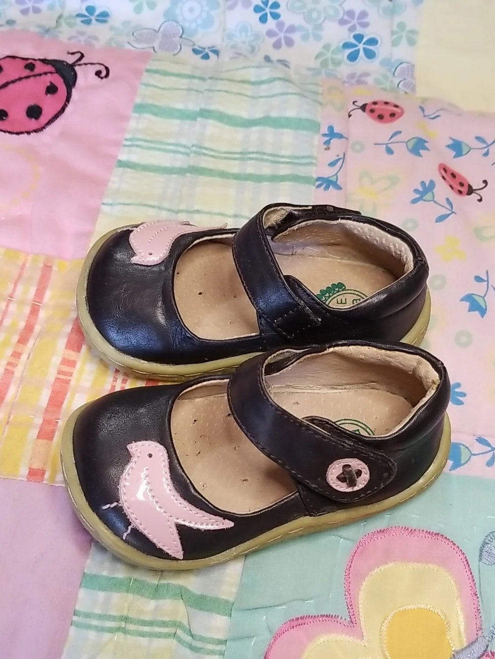 Livie & Luca Black Leather Mary Janes with Pink Patent Leather Birds Size 4 Pio